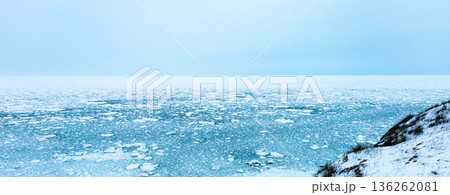 真冬の北海道網走市能取岬から見たオホーツク海の流氷風景 136262081
