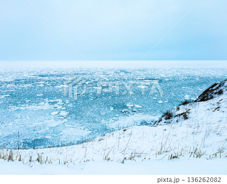 真冬の北海道網走市能取岬から見たオホーツク海の流氷風景 真冬の北海道網走市能取岬から見たオホーツク海の流氷風景 136262082