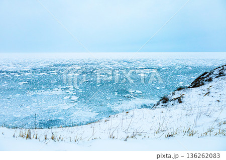 真冬の北海道網走市能取岬から見たオホーツク海の流氷風景 136262083
