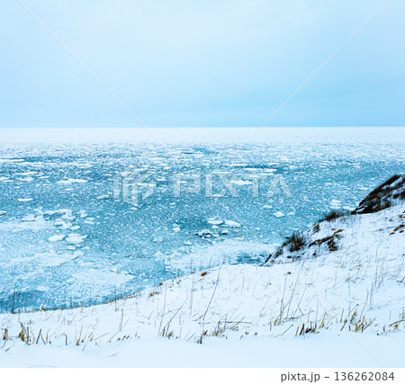 真冬の北海道網走市能取岬から見たオホーツク海の流氷風景 136262084