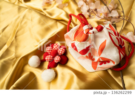 日本の七五三や卒業式のイメージ 136262299