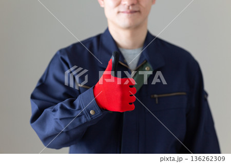 ガッツポーズをする作業服のミドル男性ビジネスマン ガッツポーズをする作業服のミドル男性ビジネスマン 136262309