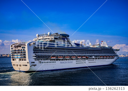 横浜港から出港するダイヤモンドプリンセス 横浜港から出港するダイヤモンドプリンセス 136262313