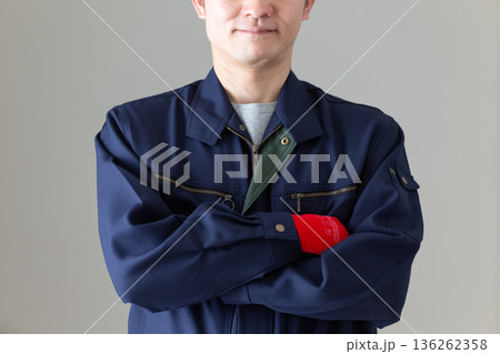 腕組みをする作業服のミドル男性ビジネスマン 136262358