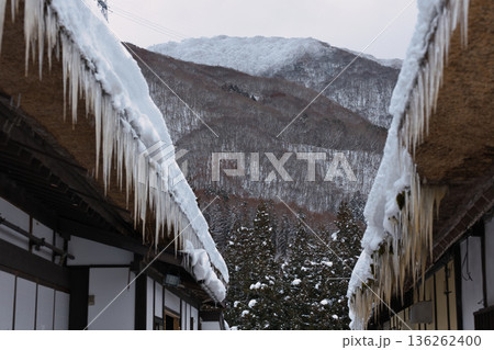 福島県南会津大内宿の冬景色 136262400