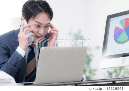 社長や経営者の悩む困る、忙しい慌てるスーツを着た男性が月末の売掛を回収の督促をする「振込みお願いしま 136262414