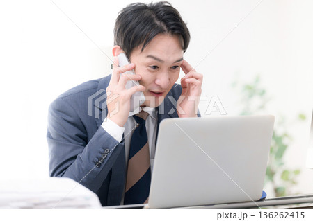 社長や経営者の悩む困る、忙しい慌てるスーツを着た男性が月末の売掛を回収の督促をする「振込みお願いしま 136262415