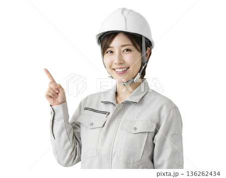 ヘルメットの女性作業員。指差しで案内する切り抜き用素材（背景透過） 136262434
