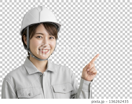 一位戴著安全帽的女士正在講解這個姿勢。透明背景 一位戴著安全帽的女士正在講解這個姿勢。透明背景 136262435