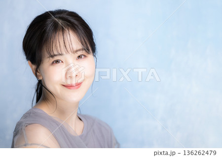 水色背景で美容やスキンケアの明るいイメージのクローズアップカメラ目線 水色背景で美容やスキンケアの明るいイメージのクローズアップカメラ目線 136262479