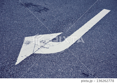 矢印の路面標示 136262778