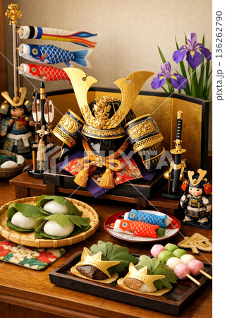 端午の節句、兜の飾りや柏餅でこどもの日を祝う 136262790
