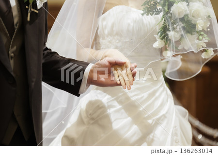 結婚式場バージンロードで手をつなぐ新郎新婦の素材 136263014