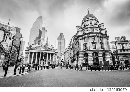 イギリスの金融センター シティ・オブ・ロンドン モノクロ イギリスの金融センター シティ・オブ・ロンドン モノクロ 136263079