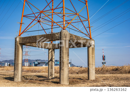 淀川右岸河川敷に立つ送電線鉄塔　大阪府高槻市 136263162