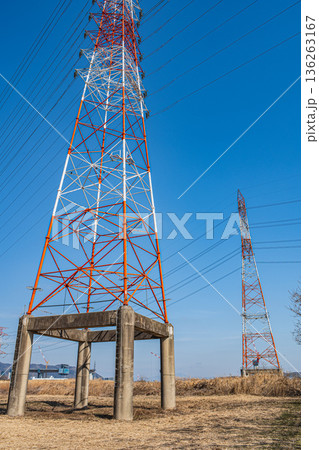 淀川右岸河川敷に立つ送電線鉄塔　大阪府高槻市 136263167