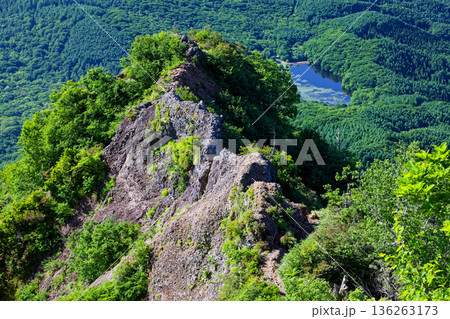 戸隠山から見る蟻の塔渡りの岩峰と鏡池 136263173