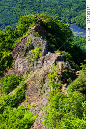 戸隠山から見る蟻の塔渡りの岩峰と鏡池 136263174