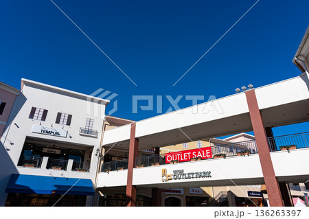 三井アウトレットパーク 多摩南大沢の渡り廊下　東京都八王子市南大沢 136263397