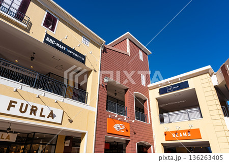 三井アウトレットパーク 多摩南大沢の可愛い建物を見上げる　東京都八王子市南大沢 136263405