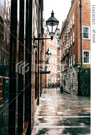 ロンドンの路地　ナイツブリッジ 136263431