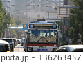 大通りを乗用車に混ざって走る路線バス 136263457