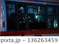 街明かりが映り込む夜の路線バス 136263459