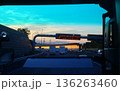 バスの窓から望む夕暮れの高速道路 136263460