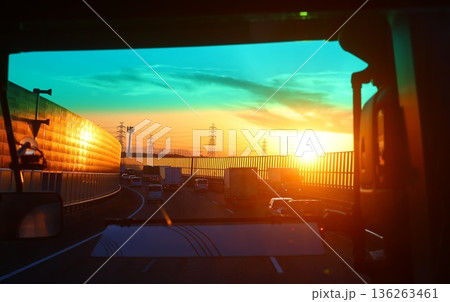 バスの窓から望む夕日が美しい高速道路 136263461