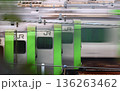 車両基地に止まる山手線E235系電車 136263462