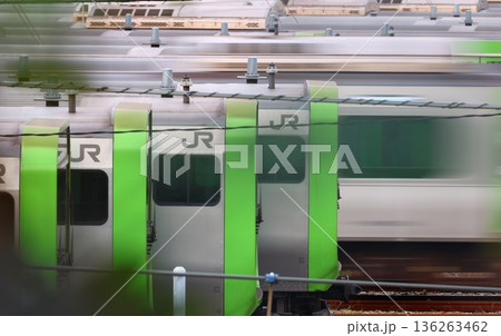 車両基地に止まる山手線E235系電車 車両基地に止まる山手線E235系電車 136263462