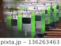 車両基地に止まる山手線E235系電車 136263463