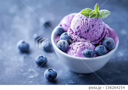 グラスに入ったブルーベリーのアイスクリーム　AI画像 136264254