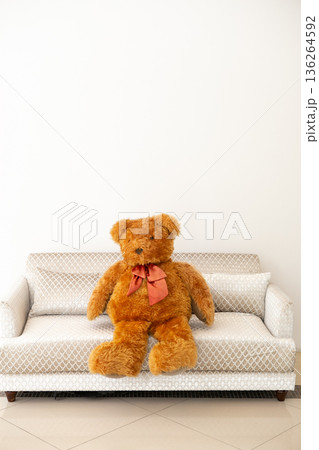 ソファに座っているクマのぬいぐるみ ソファに座っているクマのぬいぐるみ 136264592