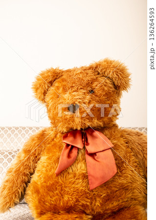 リボンをつけたテディベア 136264593