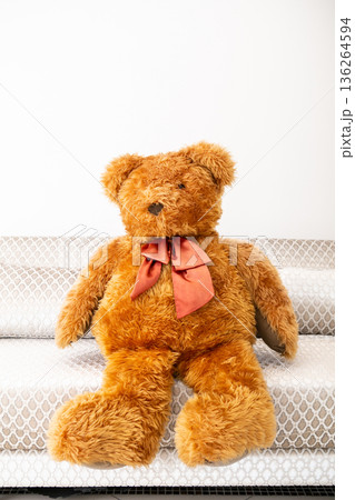 赤いリボンをつけたテディベア 136264594