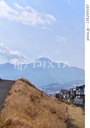 千曲川の土手の枯れ草越しに見る冠着山 千曲川の土手の枯れ草越しに見る冠着山 136264597