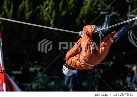 出初式の救助活動の実演で張り巡らせたロープをロープ渡りするレンジャー消防隊員 136264610