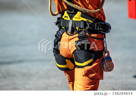 出初式で消防訓練を実演するために準備する消防隊員 136264654
