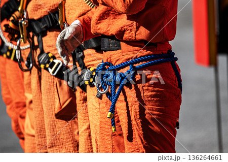 出初式で消防訓練を実演するために整列する消防隊員 136264661