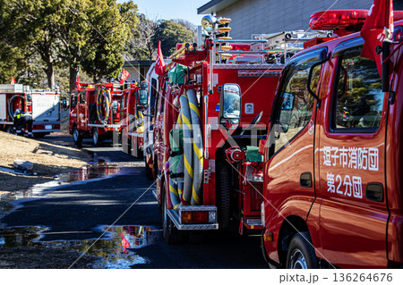 出初式で消火活動訓練を実演するために待機している消防ポンプ車 136264676