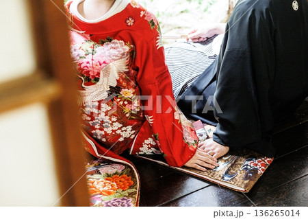 着物で結婚式をする夫婦のイメージ画像 136265014