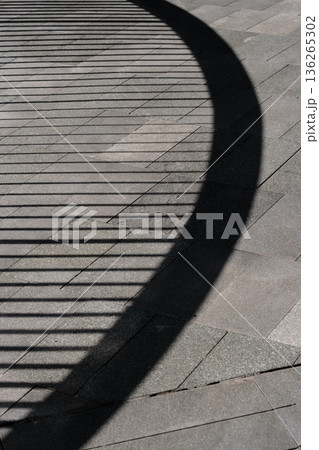 建築空間に広がる幾何学的な光と影の抽象背景 136265302