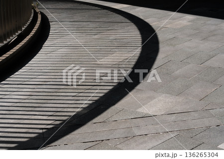 建築空間に広がる幾何学的な光と影の抽象背景 136265304