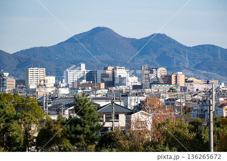 【南大阪の街並み】二上山を背景にした松原市・羽曳野市方面の都市パノラマと豊かな自然 【南大阪の街並み】二上山を背景にした松原市・羽曳野市方面の都市パノラマと豊かな自然 136265672