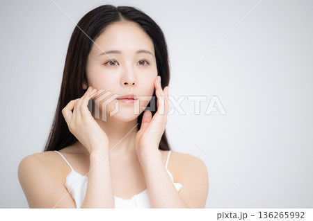 頬に手を添えて微笑む日本人女性の美肌スキンケア清潔感ポートレート 頬に手を添えて微笑む日本人女性の美肌スキンケア清潔感ポートレート 136265992