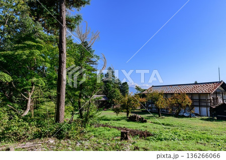 山形盆地中山町の旧家の風景 136266066