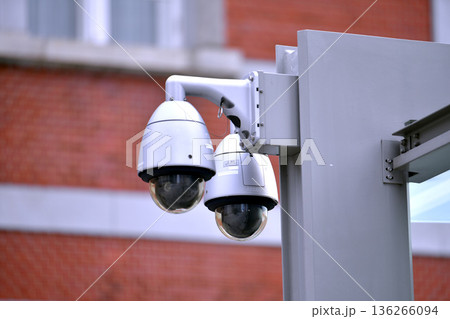 日本の東京都市景観 東京駅前の防犯カメラなどを望む。インバウンド続く…外国人観光客らで賑わう… 136266094