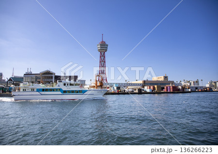 博多港の博多ポートタワーと出航する福岡市営渡船 博多港の博多ポートタワーと出航する福岡市営渡船 136266223