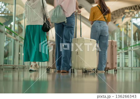 空港で荷物と移動する友人 ■撮影協力:関西国際空港(KIX) 空港で荷物と移動する友人 ■撮影協力:関西国際空港(KIX) 136266343